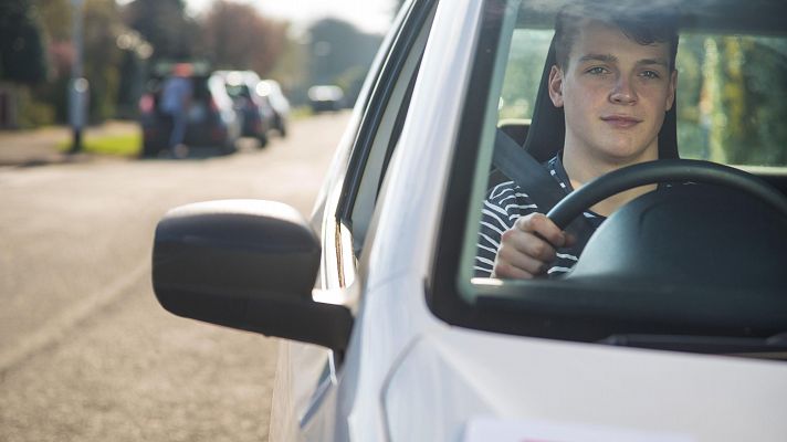 La DGT quiere implantar el carnet B1 para que los mayores de 16 años puedan conducir coches