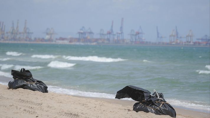 Apenas queda rastro del vertido en El Saler: se han recogido en la playa 35 m3 de residuos