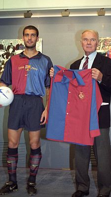 Fútbol - Así se presentó la camiseta del Barcelona en el centenario: pitos a Van Gaal y eliminados de Champions