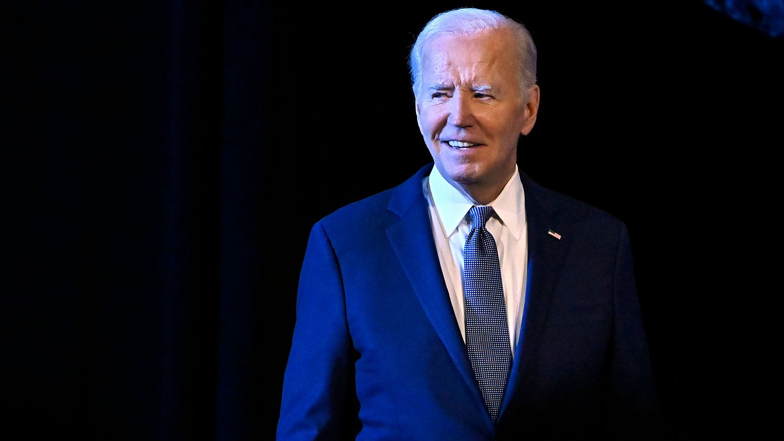 Biden cancela sus actos de campaña tras dar positivo en COVID-19 mientras aumenta la presión sobre su candidatura