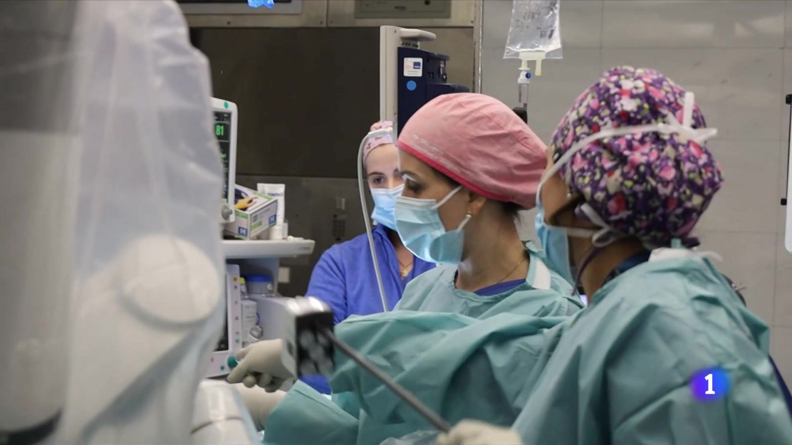 Pionera transposició uterina i d'ovaris a una pacient amb un tumor a la zona pelviana - L'Informatiu | Veure