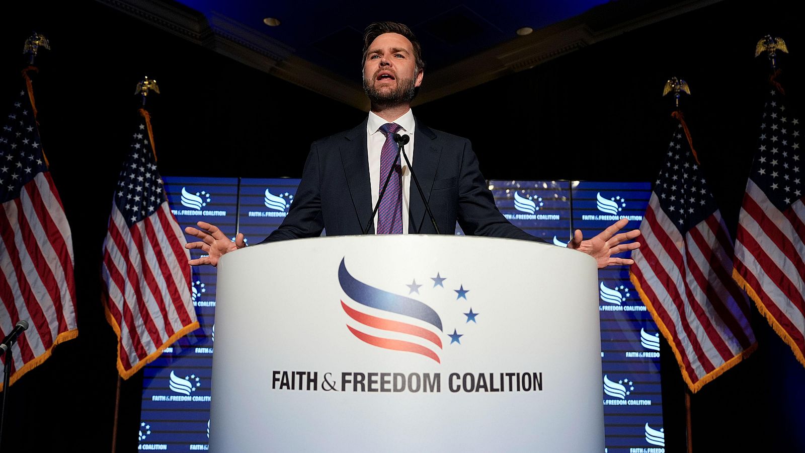 Vance rinde pleitesía a Trump en la convención republicana | Ver