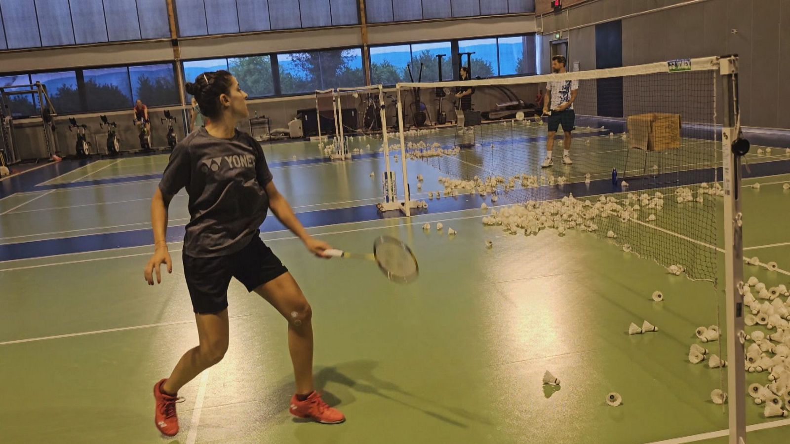 Carolina Marín ya entrena "duro" en París antes de los Juegos