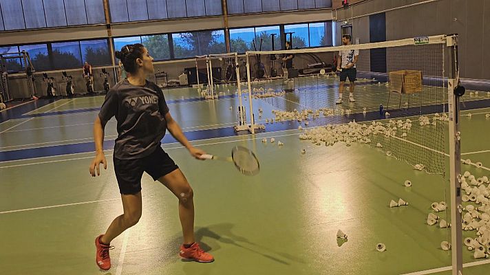 Carolina Marín ya entrena "duro" en París antes de los JJOO