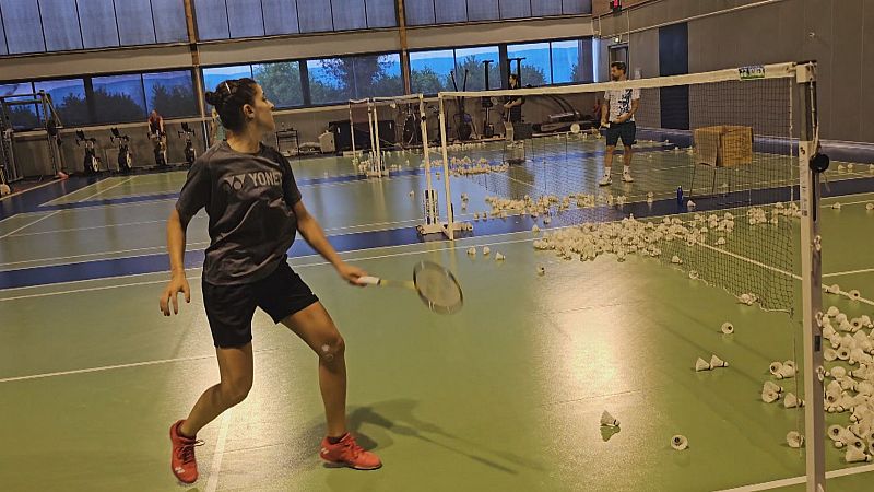 Carolina Marín ya entrena "duro" en París antes de los Juegos | Ver