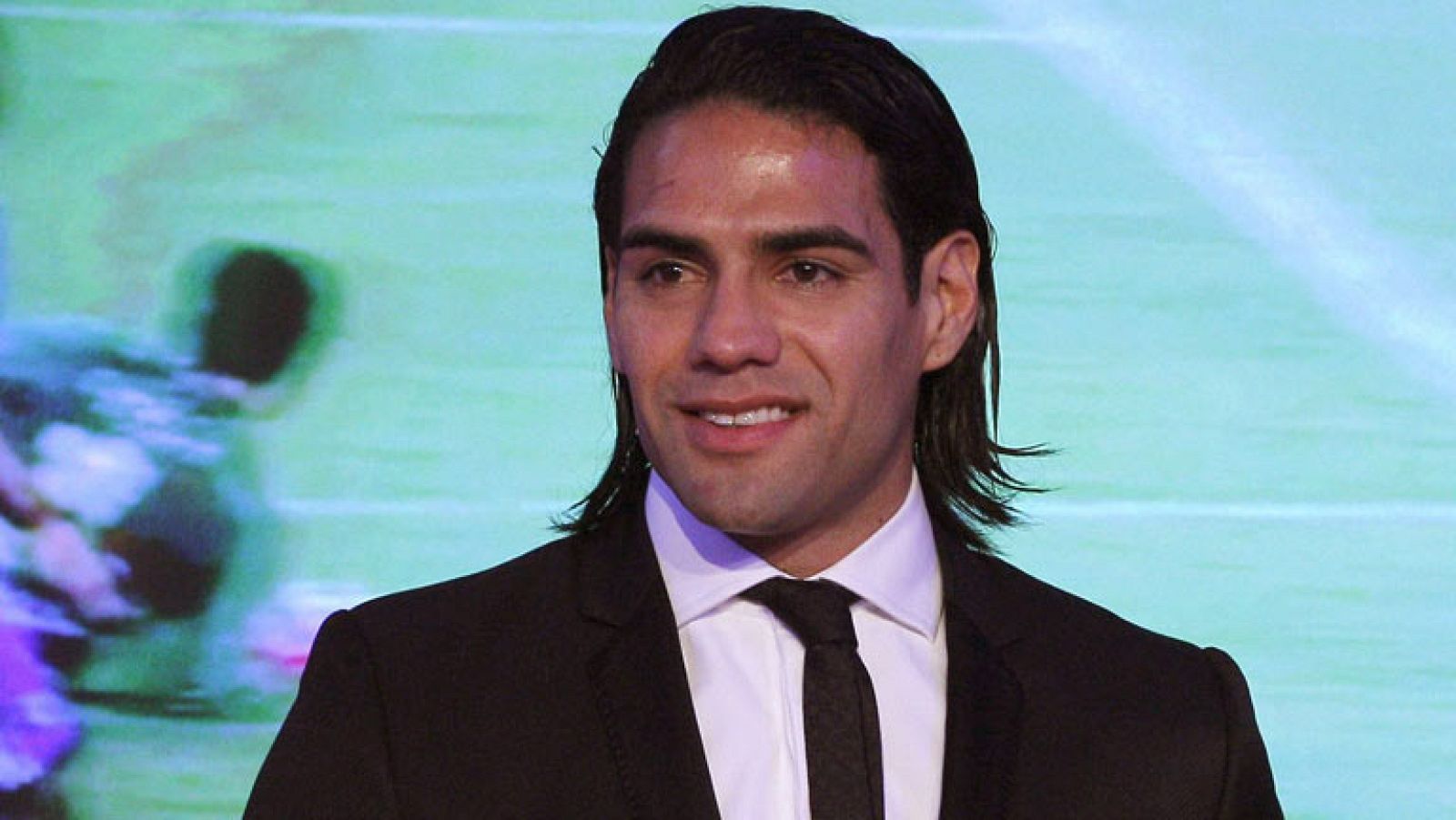 Hemos compartido un rato con uno de los delanteros más peligrosos de nuestra Liga: Radamel Falcao. El colombiano reparte piropos entre Messi y Cristiano, matiza las palabras de Simeone sobre la liga.... Y también nos ha hablado de Tito Vilanova.
