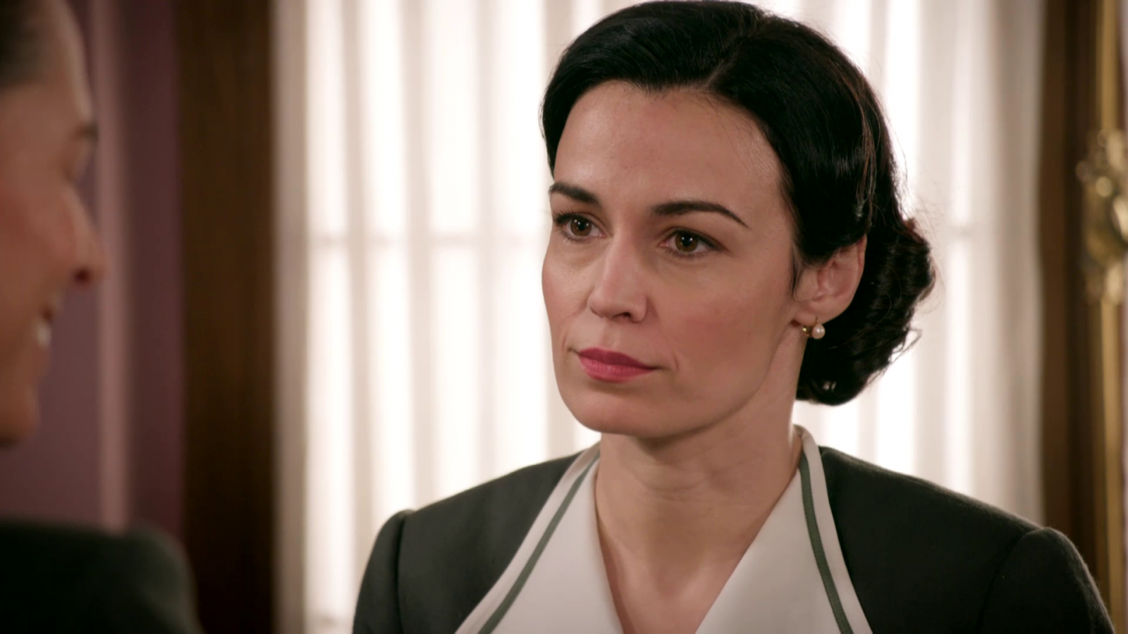 Doña Lázara y Teresa se enfrentan por don Fermín - Salón de té La Moderna | Ver