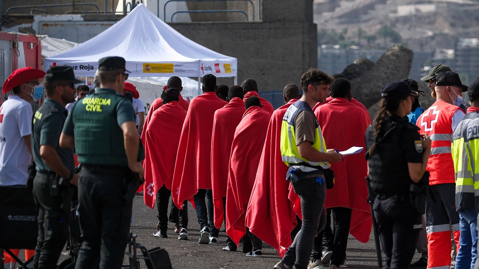 Un cayuco llega a la playa de Las Burras, en Gran Canaria