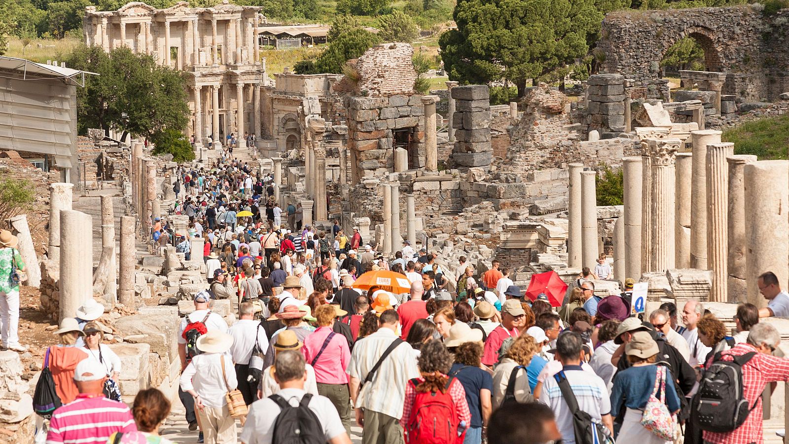 Algunos países están tomando medidas para mitigar el impacto del turismo masivo