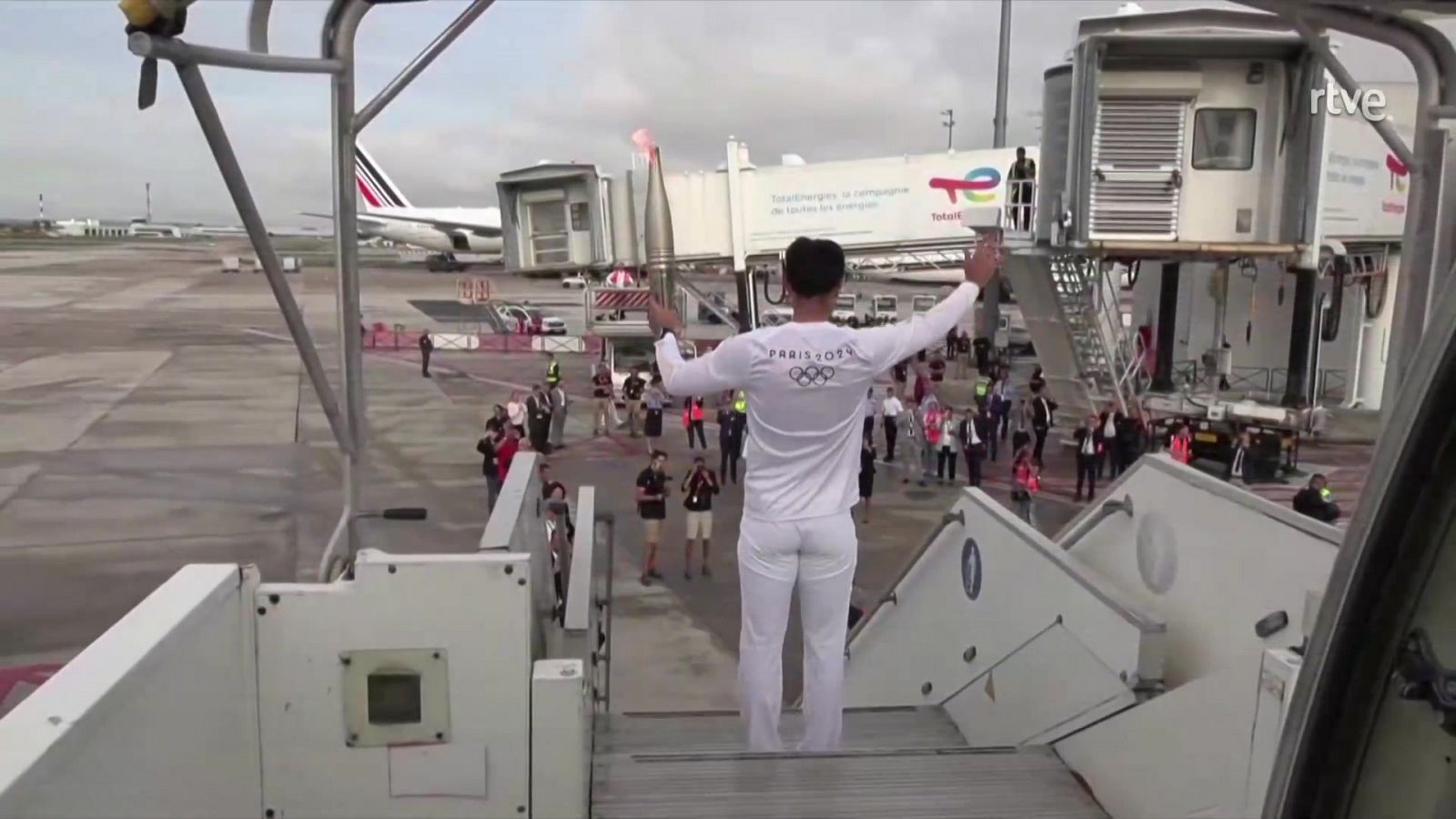 La antorcha olímpica aterriza en Orly a cinco días de la ceremonia de inauguración