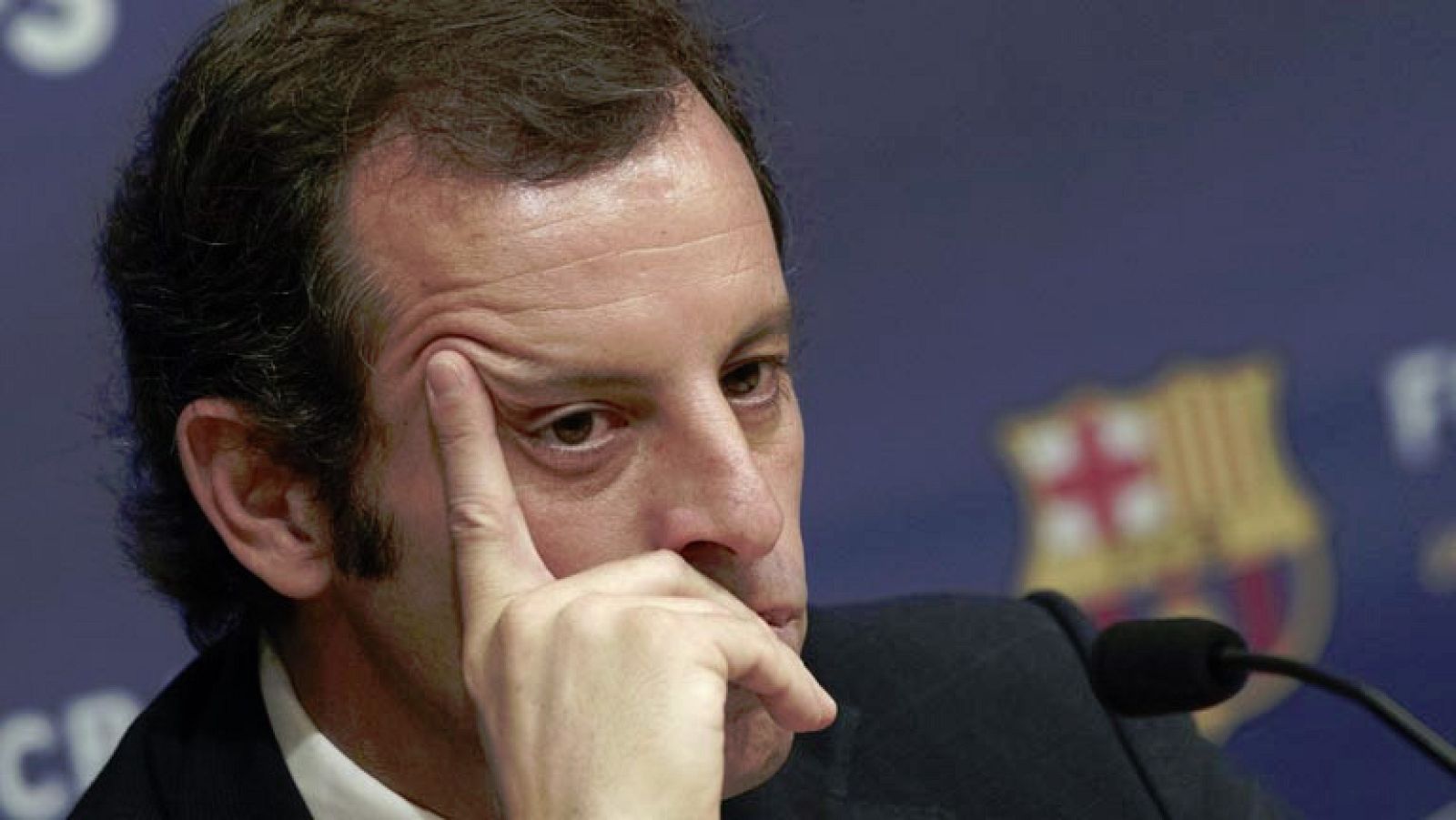 El presidente y el director deportivo del FC Barcelona, Sandro Rosell y Andoni Zubizarreta, han expresado el apoyo total del club a su entrenador, Tito Vilanova, que ha recaído en su enfermedad este miércoles, y han resaltado la "fuerza" del técnico