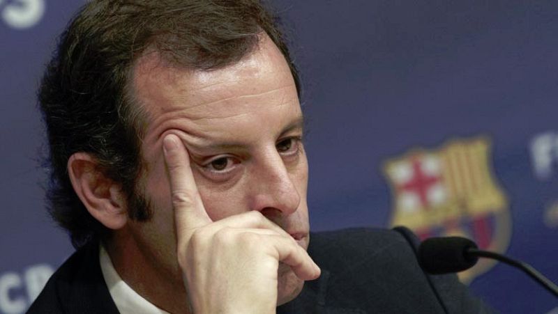 El presidente y el director deportivo del FC Barcelona, Sandro Rosell y Andoni Zubizarreta, han expresado el apoyo total del club a su entrenador, Tito Vilanova, que ha recaído en su enfermedad este miércoles, y han resaltado la "fuerza" del técnico 