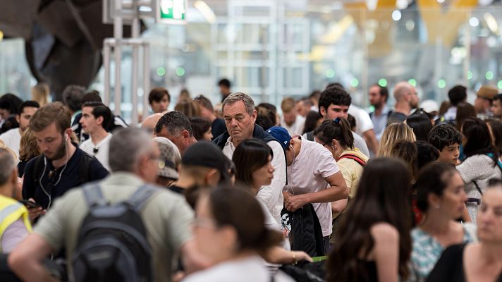 La Guardia civil detiene a 30 personas por robos en el aeropuerto de Barajas