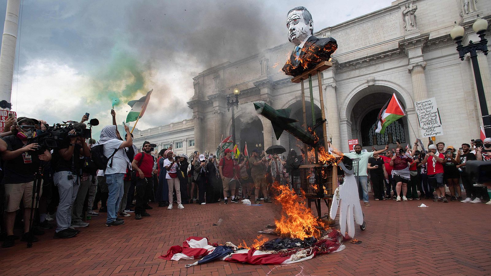 Manifestantes se concentran en el exterior del Capitolio contra la visita de Netanyahu a EEUU