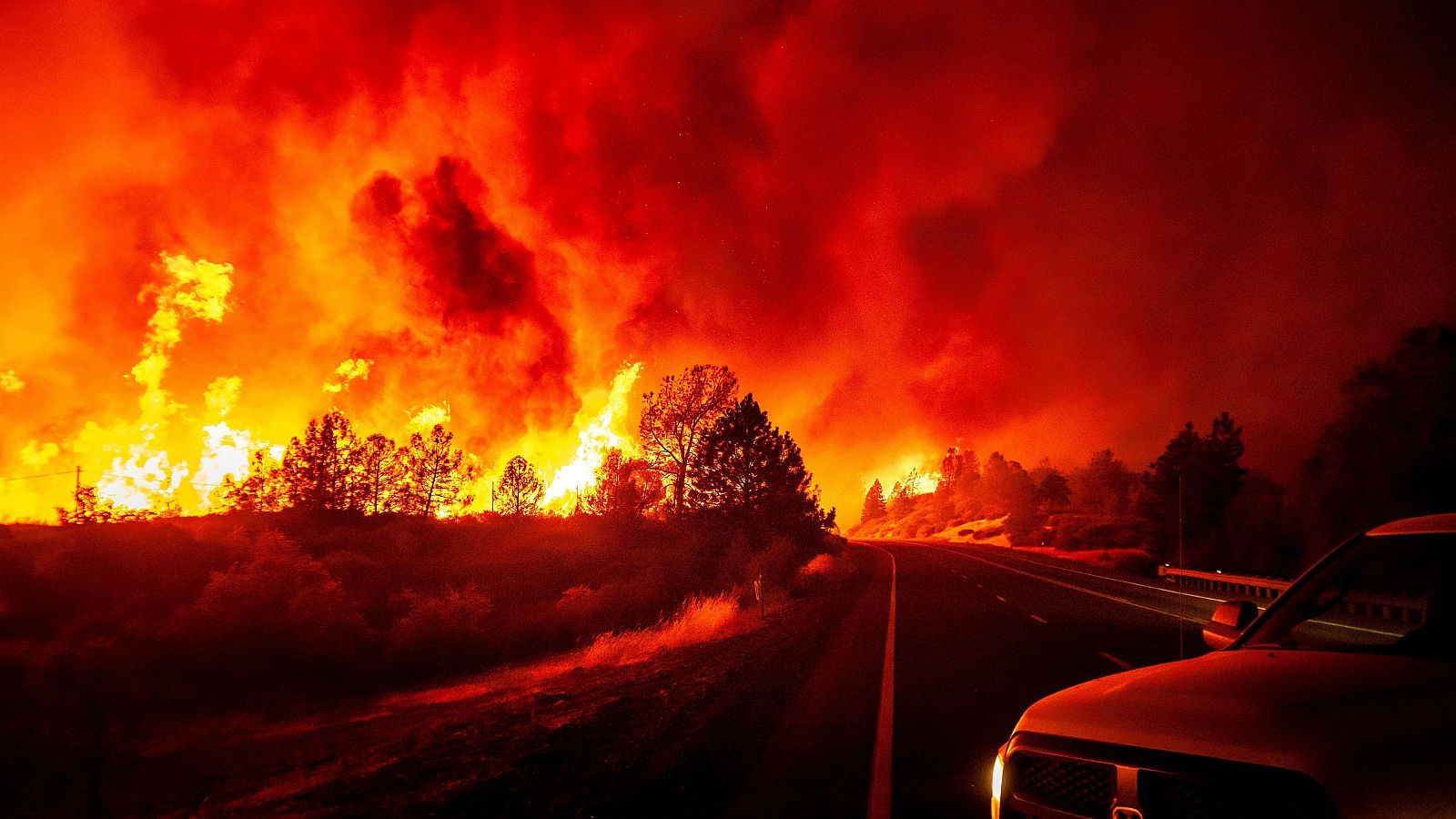 Más de 4.000 personas evacuadas por un incendio en California