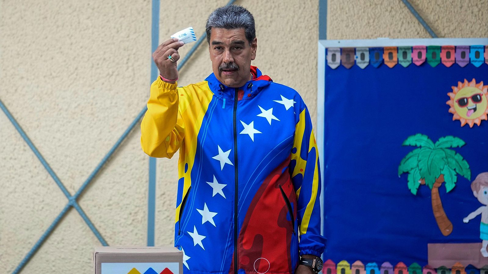 Maduro vota minutos después de la apertura de los colegios