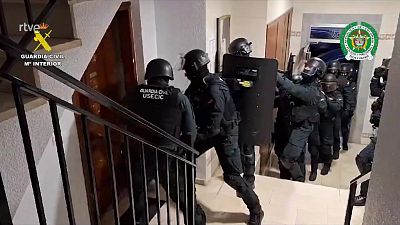 Liberan a 11 mujeres obligadas a prostituirse en Lanzarote - El mundo en 24 horas | Ver