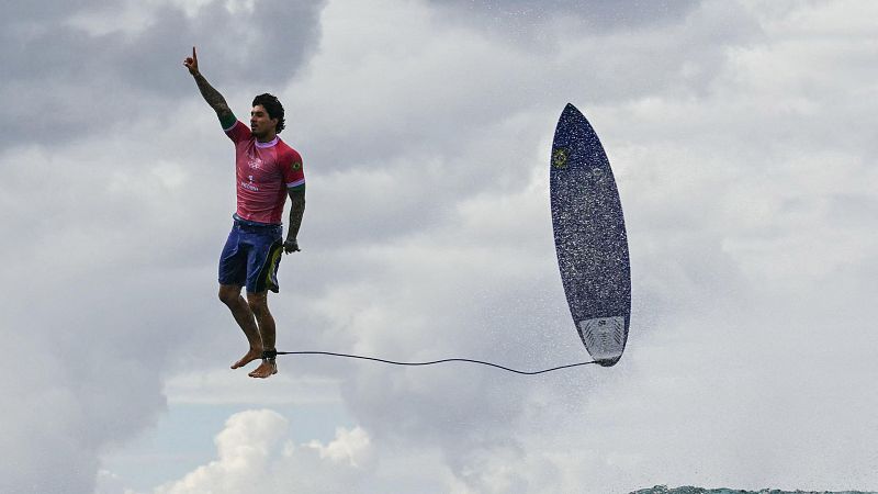 La foto del surf más icónica de París 2024: así levitó Gabriel Medina