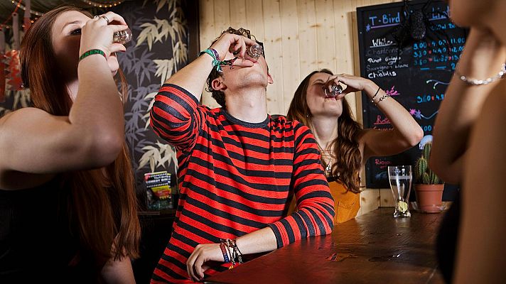 Telediario 1 - El nuevo plan de Sanidad para acabar con el consumo de alcohol entre menores