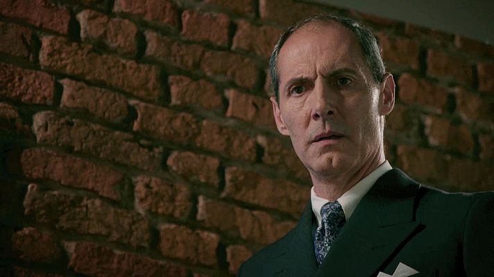 Salón de té La Moderna - Fabio descubre a Carla en el sótano