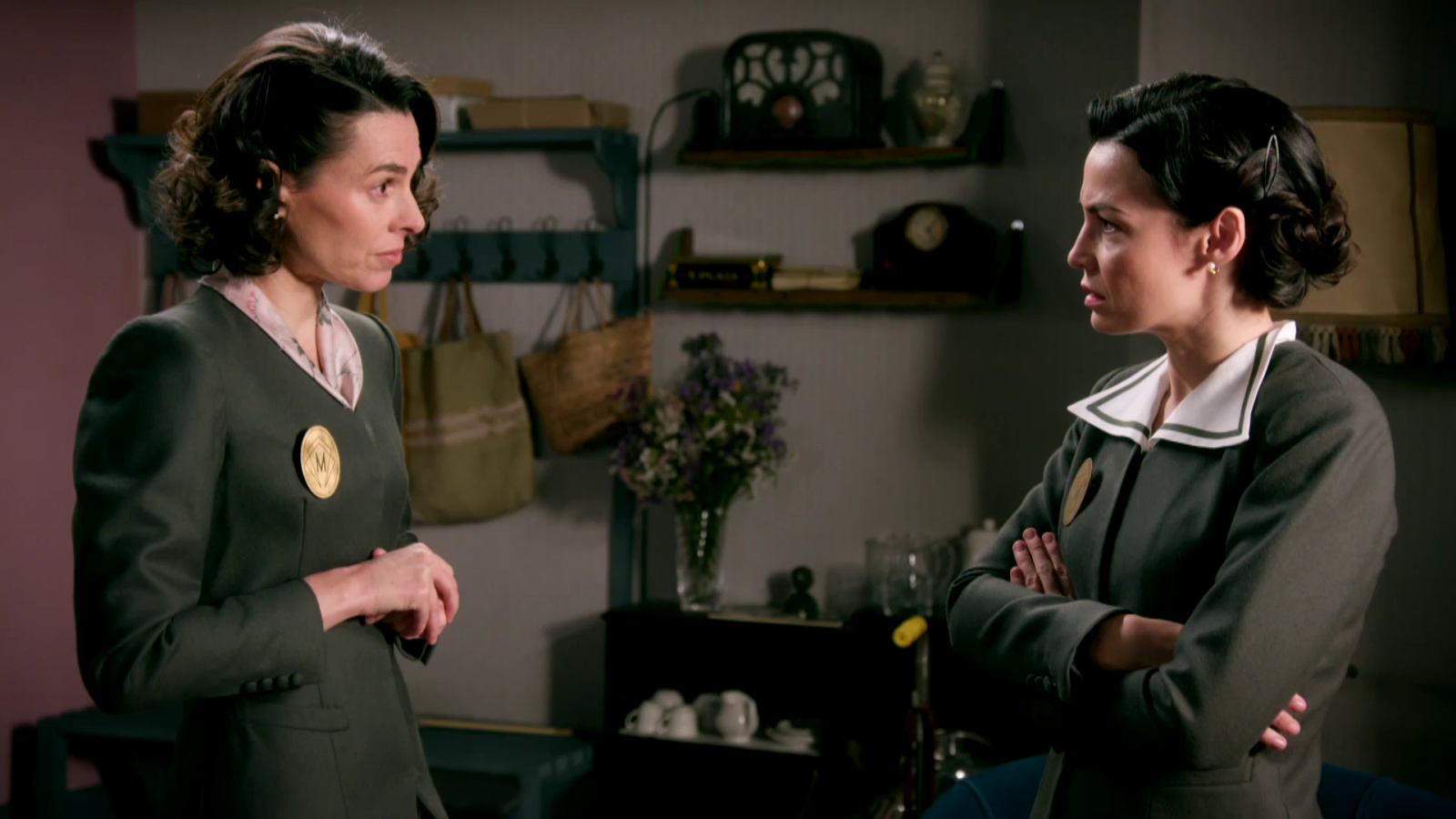 Doña Lázara le ofrece un trato a Teresa - Salón de té La Moderna | Ver