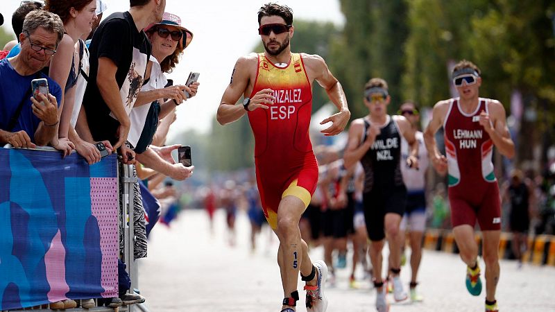 Alberto González se hace con un diploma olímpico en triatlón