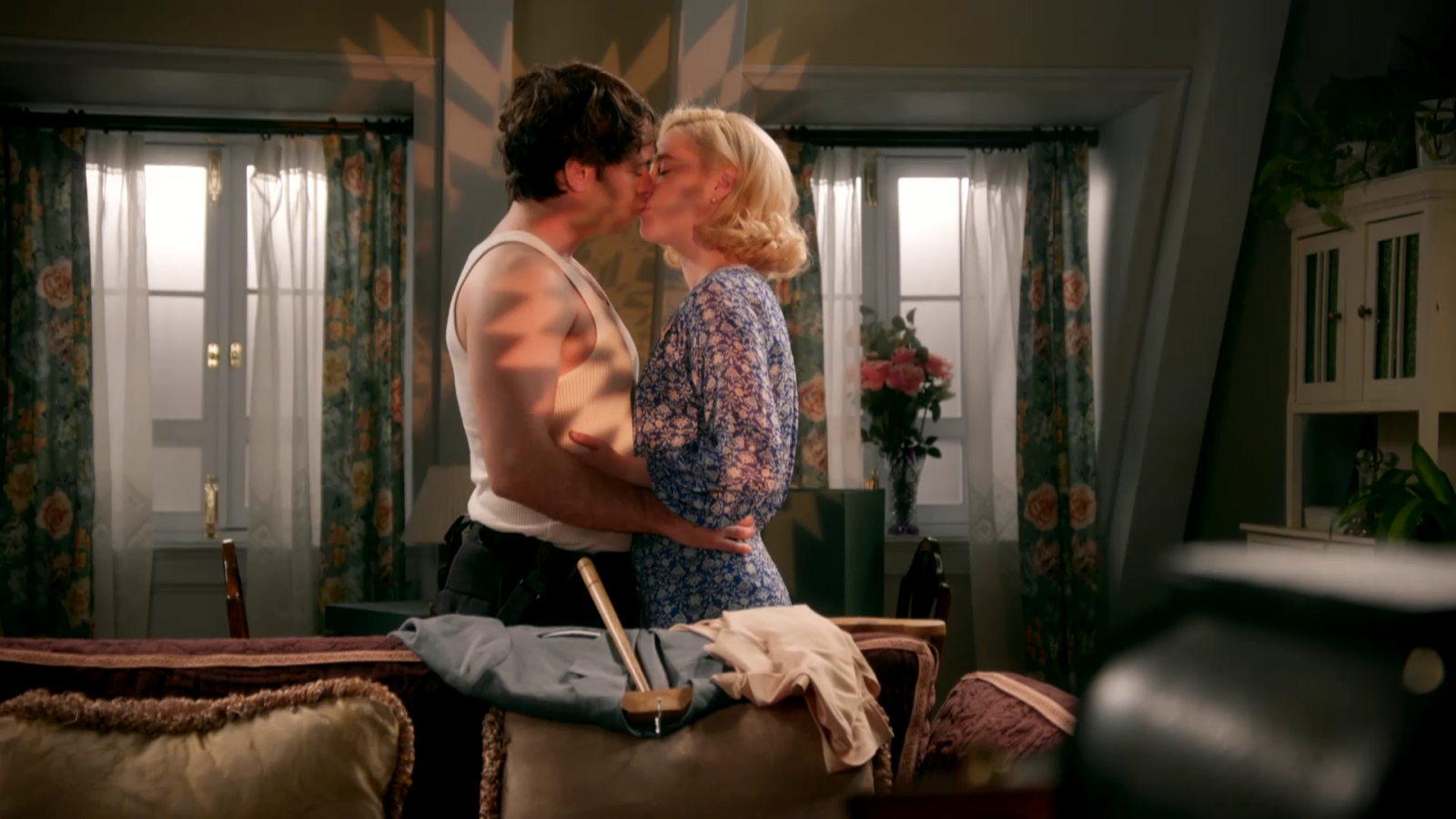 Laurita y Agustín se dan su primer beso - Salón de té La Moderna | Ver