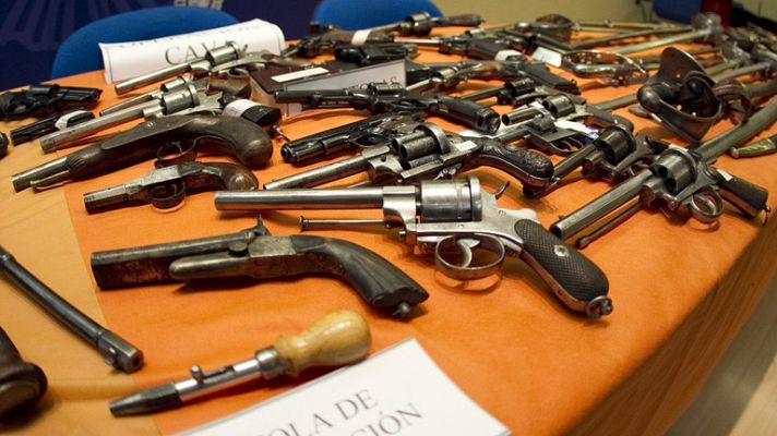 Incautan un arsenal de armas