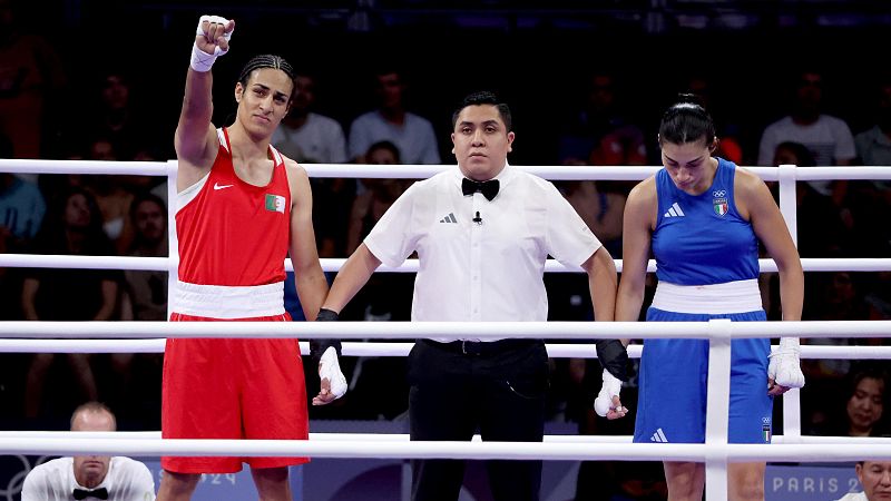 La boxeadora italiana Carini se retira de su pelea contra la argelina Imane Khelif