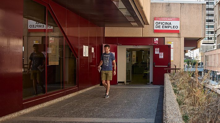 Telediario 1 - El paro cae en 10.830 personas en julio, hasta 2.550.237, la cifra más baja desde septiembre de 2008