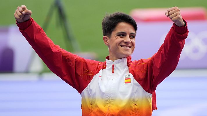 María Pérez recoge su medalla de plata en 20 km marcha en París 2024