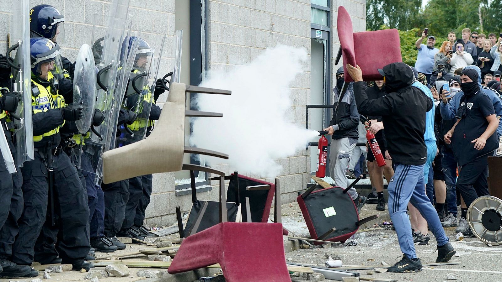 Los disturbios de grupos de ultraderecha se extienden en Reino Unido | Ver