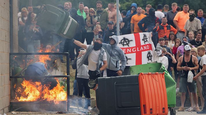 Telediario Fin de Semana - Un grupo de manifestantes asalta un hotel que acoge a solicitantes de asilo en la localidad inglesa de Rotherham