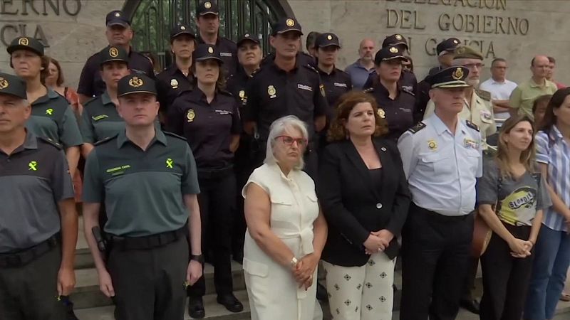 Minuto de silencio por la víctima de violencia machista en A Coruña - Informativo 24h | Ver