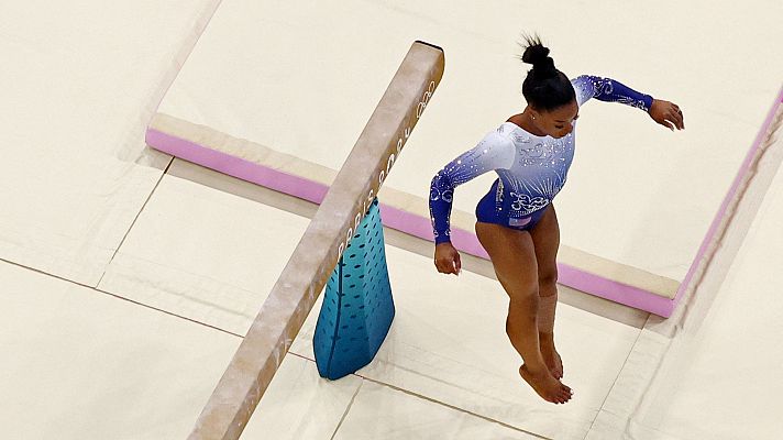 Simone Biles, en barra de equilibrio: una caída le priva del único oro olímpico que le falta