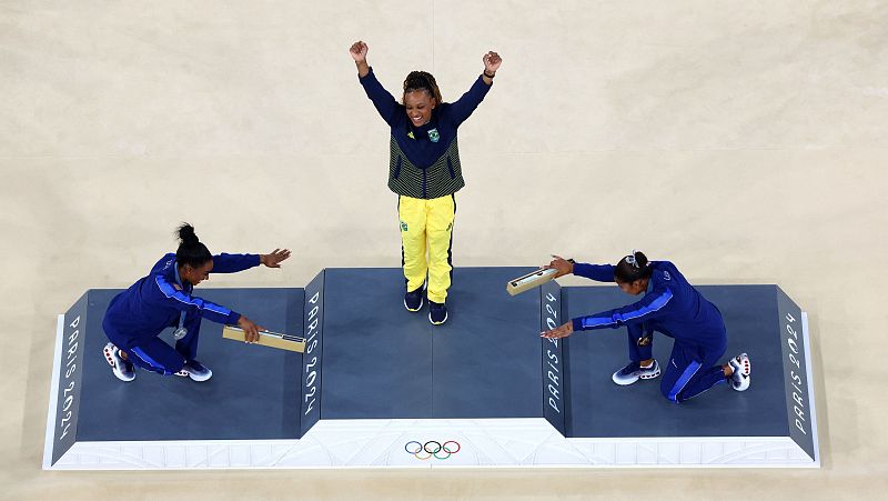 Simone Biles, en suelo: Biles desciende al plano terrenal con una plata