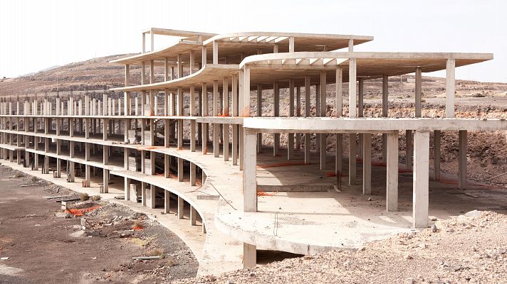 Telediario 1 - Esqueletos de hormigón del 'boom' inmobiliario: miles de estructuras siguen abandonadas