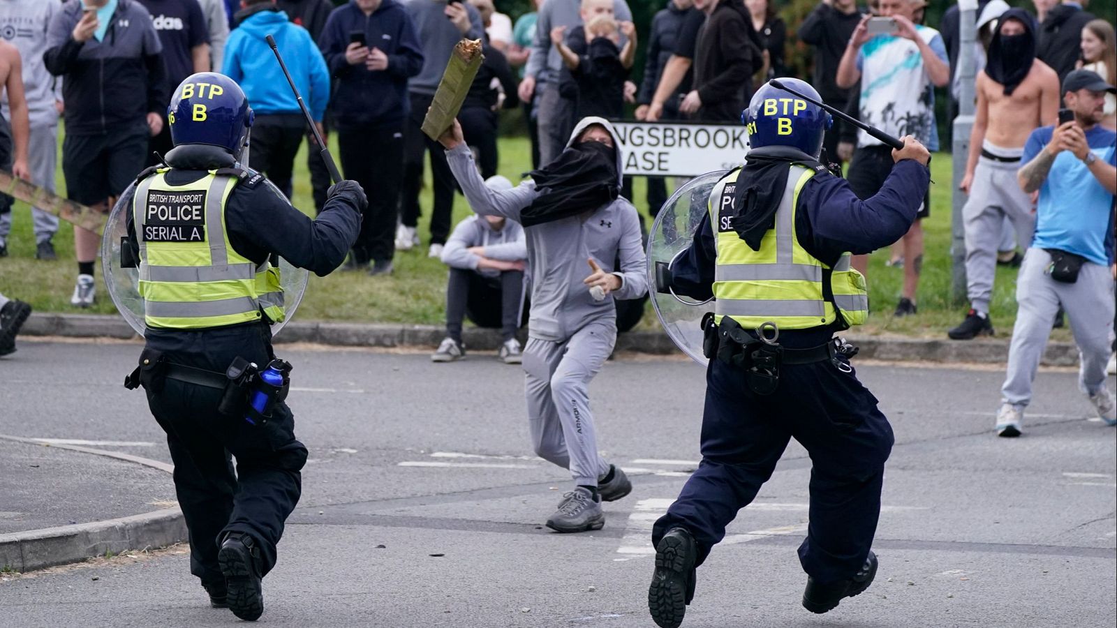 Starmer convoca al  grupo de emergencia de su gobierno por los disturbios en Reino Unido