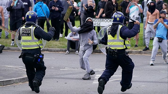 Starmer convoca al  grupo de emergencia de su gobierno por los disturbios en Reino Unido