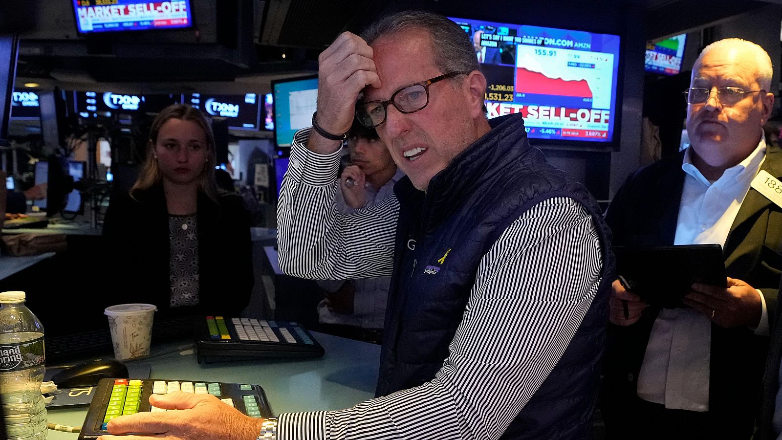 Las bolsas mundiales viven un lunes negro | Ver