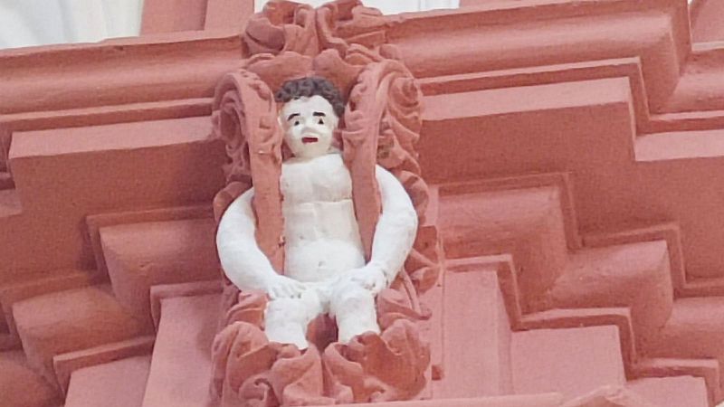 Se busca una solución para los ángeles repintados de la Ermita del Mirón | Ver