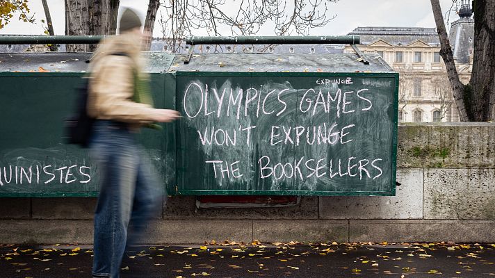 ‘Les bouquinistes’ de París, una tradición que ni los Juegos Olímpicos han podido desplazar del Sena