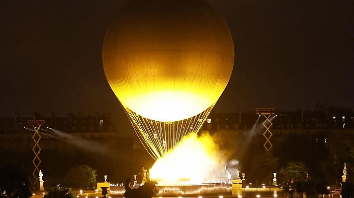 El pebetero volador con 'fuego falso' de París