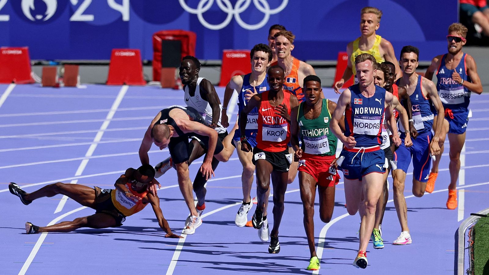 Caída de Thierry Ndikuumwenayo en 5.000m | Atletismo París 2024