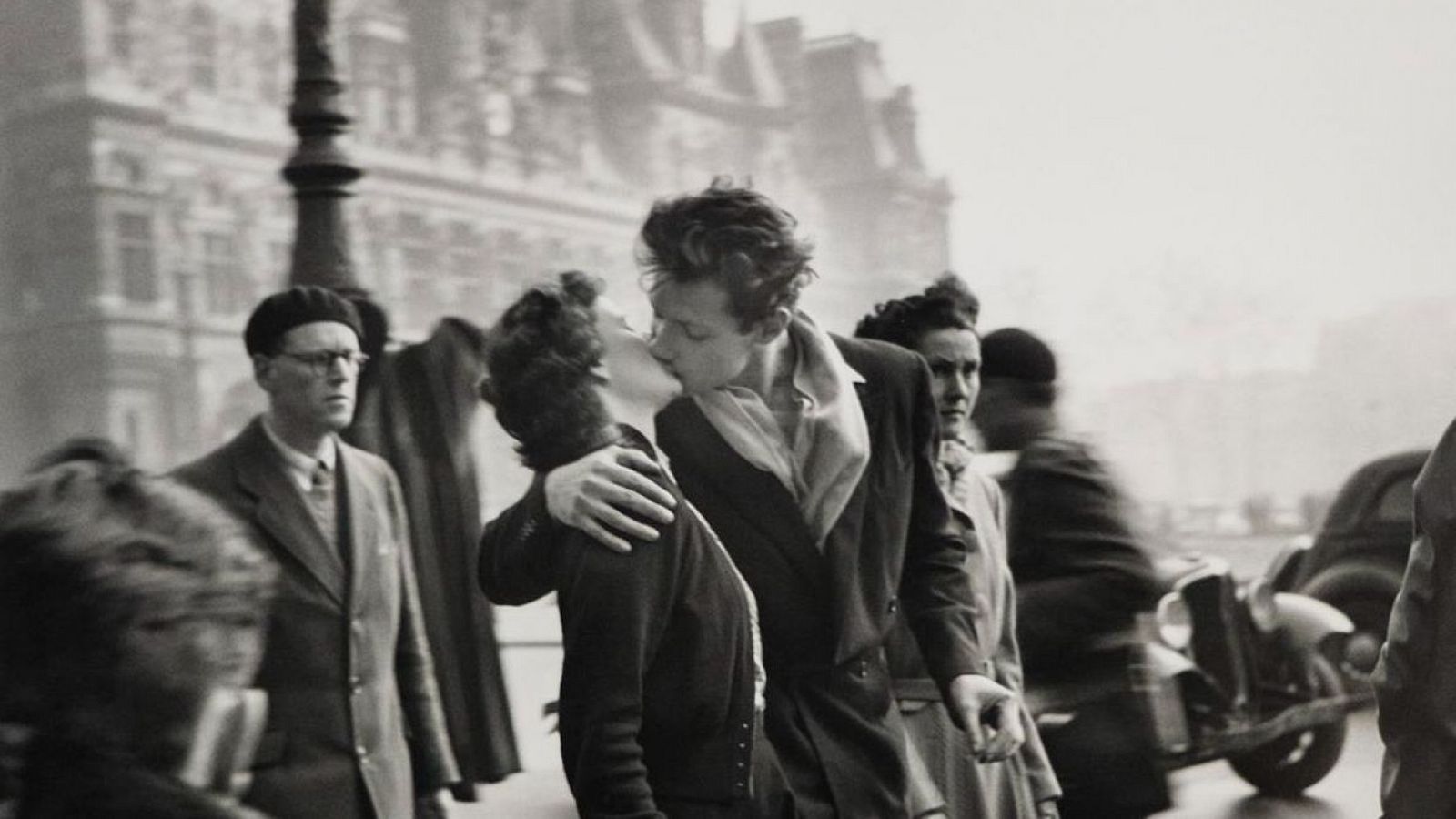 La fotografía en París: del beso a la maratón de las Olimpiadas | Ver