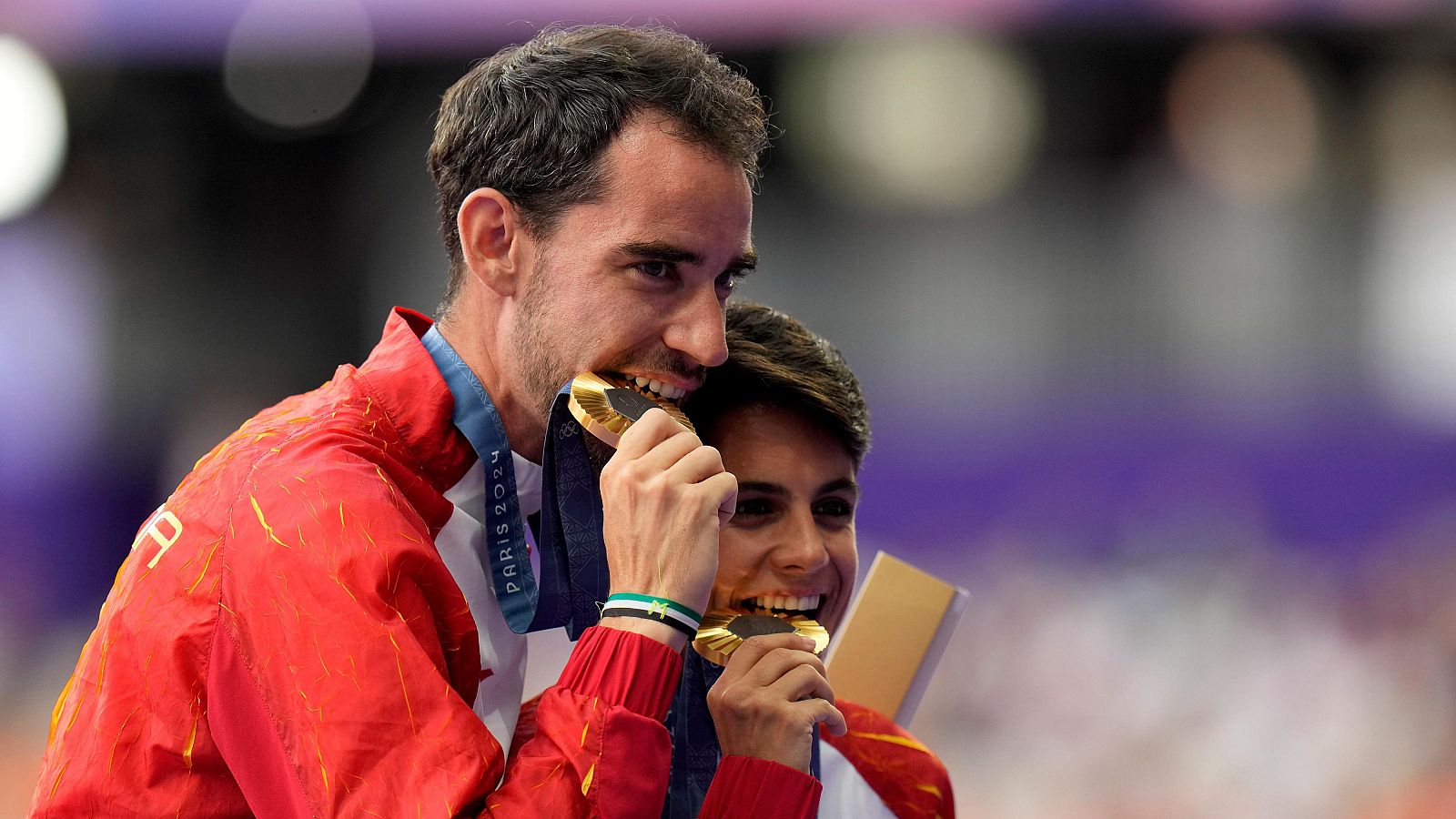 Álvaro Martín y María Pérez reciben su oro en el maratón marcha mixto