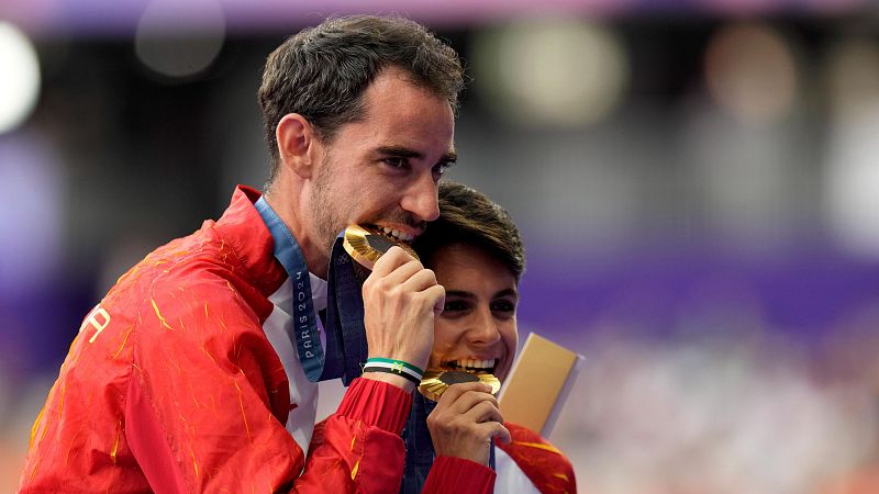 Álvaro Martín y María Pérez ya posan con su oro en los el maratón mixto