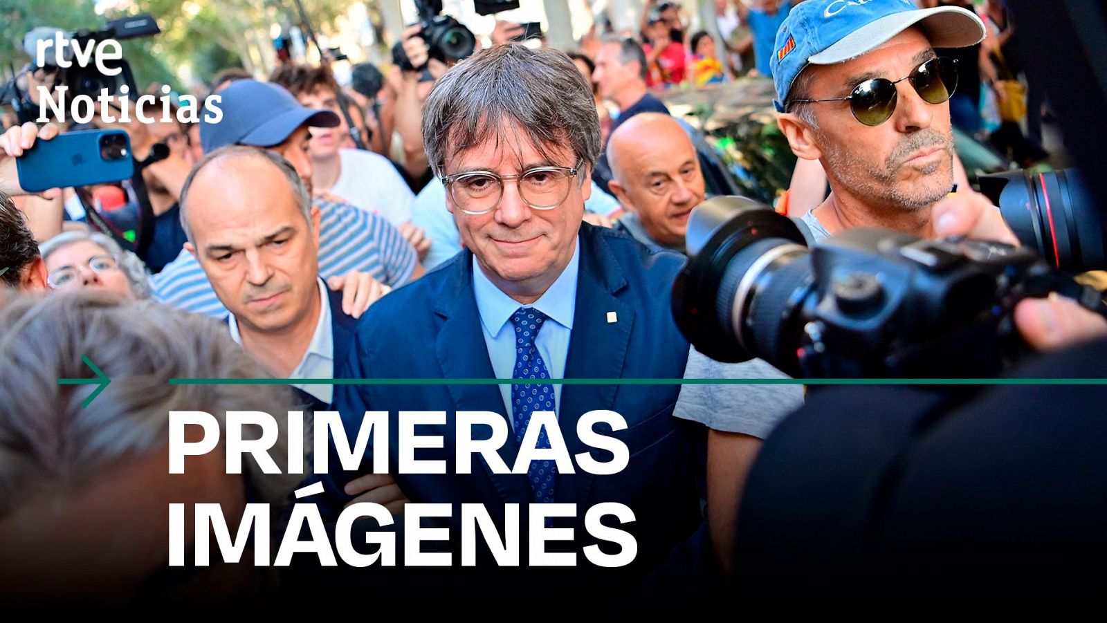 Puigdemont avanza hacia el parlament.