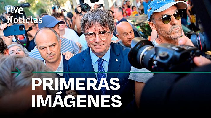 Puigdemont avanza entre sus partidarios hacia el Parlament