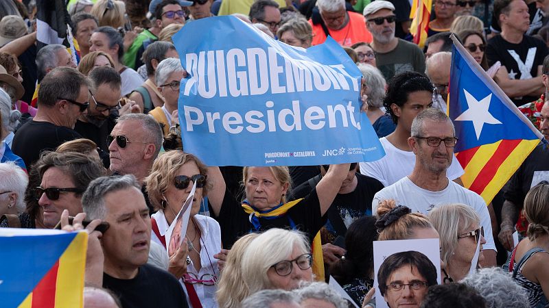 Puigdemont huye otra vez tras su breve aparición en Barcelona | Ver